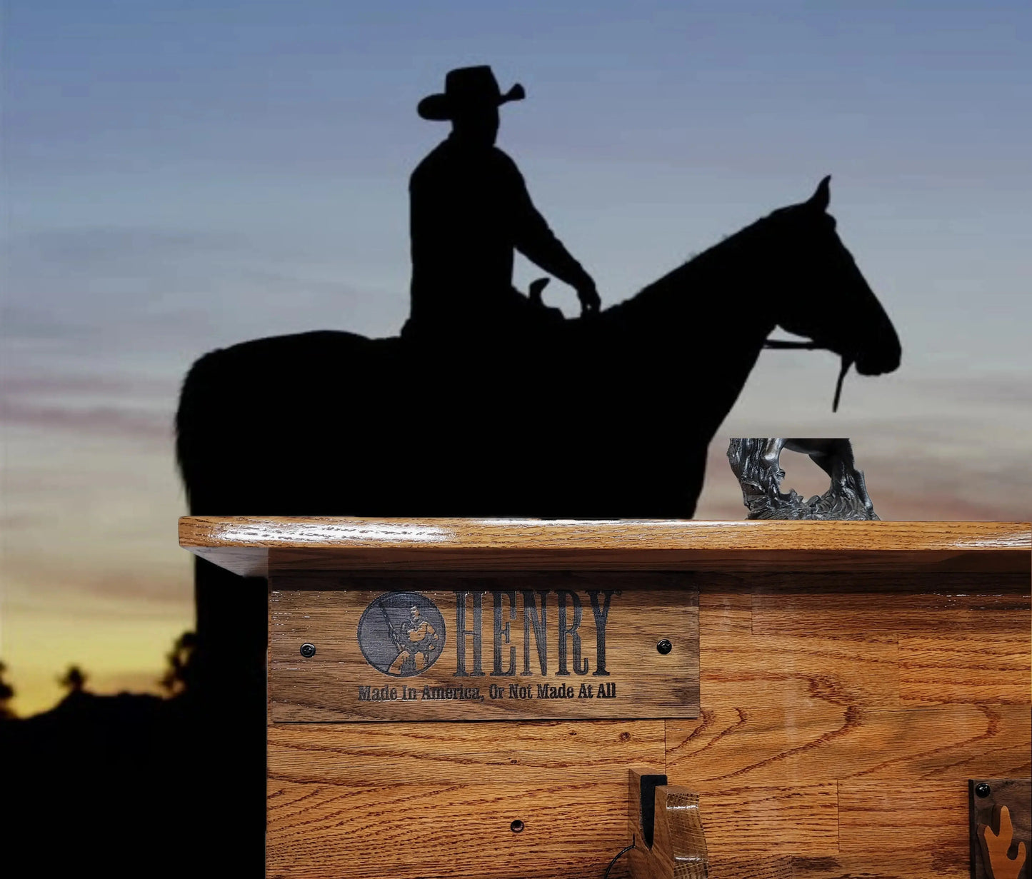 Walker Wood Gifts Gun Display Traditional Lever Action Henry Rifle Display Cabin Oak with Lock Collectors Gift