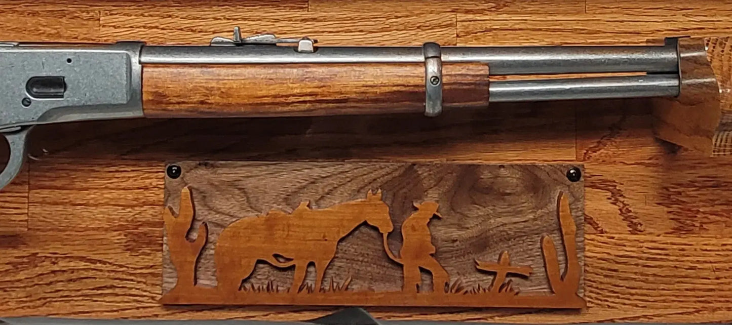 Walker Wood Gifts Gun Display Traditional Lever Action Henry Rifle Display Cabin Oak with Lock Collectors Gift